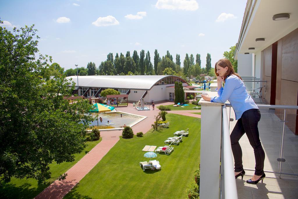 Barack Thermal Hotel And Spa Tiszakécske Exterior foto